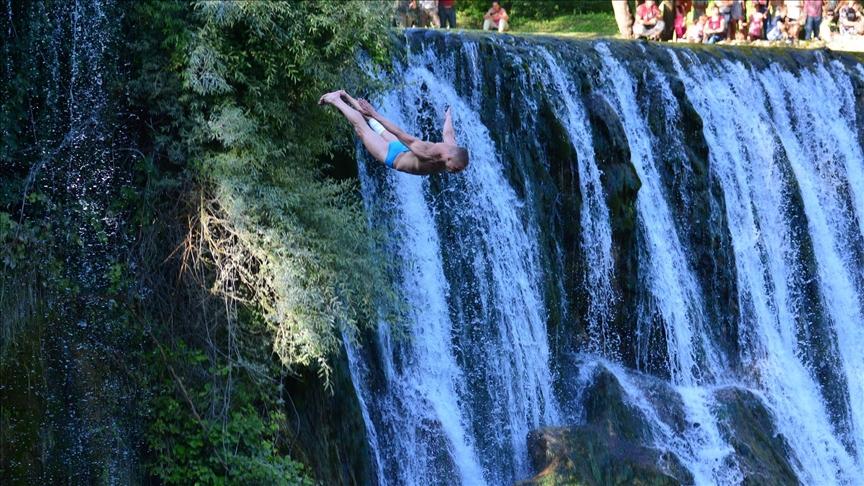 Skokovi sa vodopada na rijeci Plivi 14. avgusta: Učestvuje više od 30 skakača