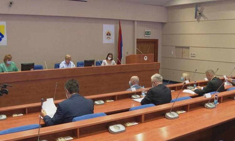Današnju sjednicu je zakazala predsjedavajuća Vijeća naroda RS Nada Tešanović - Avaz