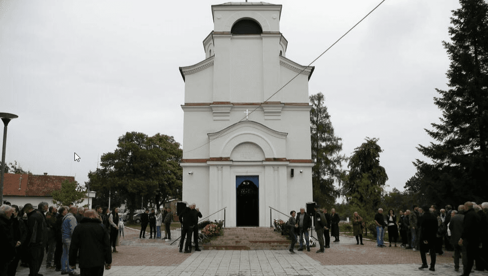 Porodica i prijatelji se okupljaju ispred crkve - Avaz