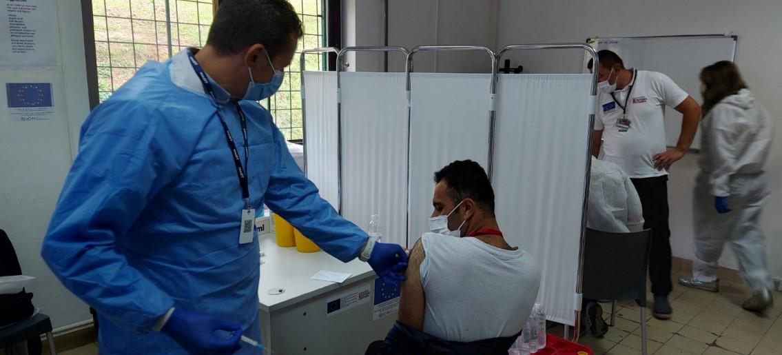 Imunizacija u migrantskom kampu Ušivak: Migrantima na raspolaganje stavili vakcine AstraZeneca i Sinopharm