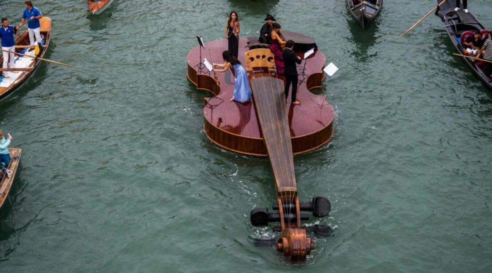 Violina plovila je Venecijom u znak umjetnosti i kulturnog preporoda