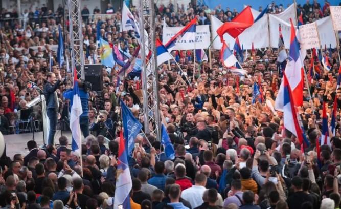 S protesta u subotu: ada Veletić je dala sebi za pravo da naziva jednog od govornika opozicije „milionerom koji šutira novac“ - Avaz