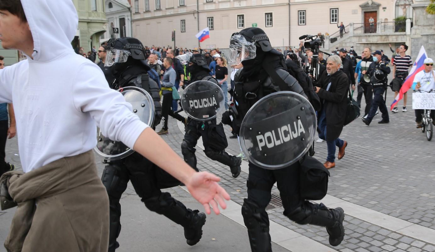 Policija u Ljubljani vodenim topom i suzavcem rastjerala demonstrante