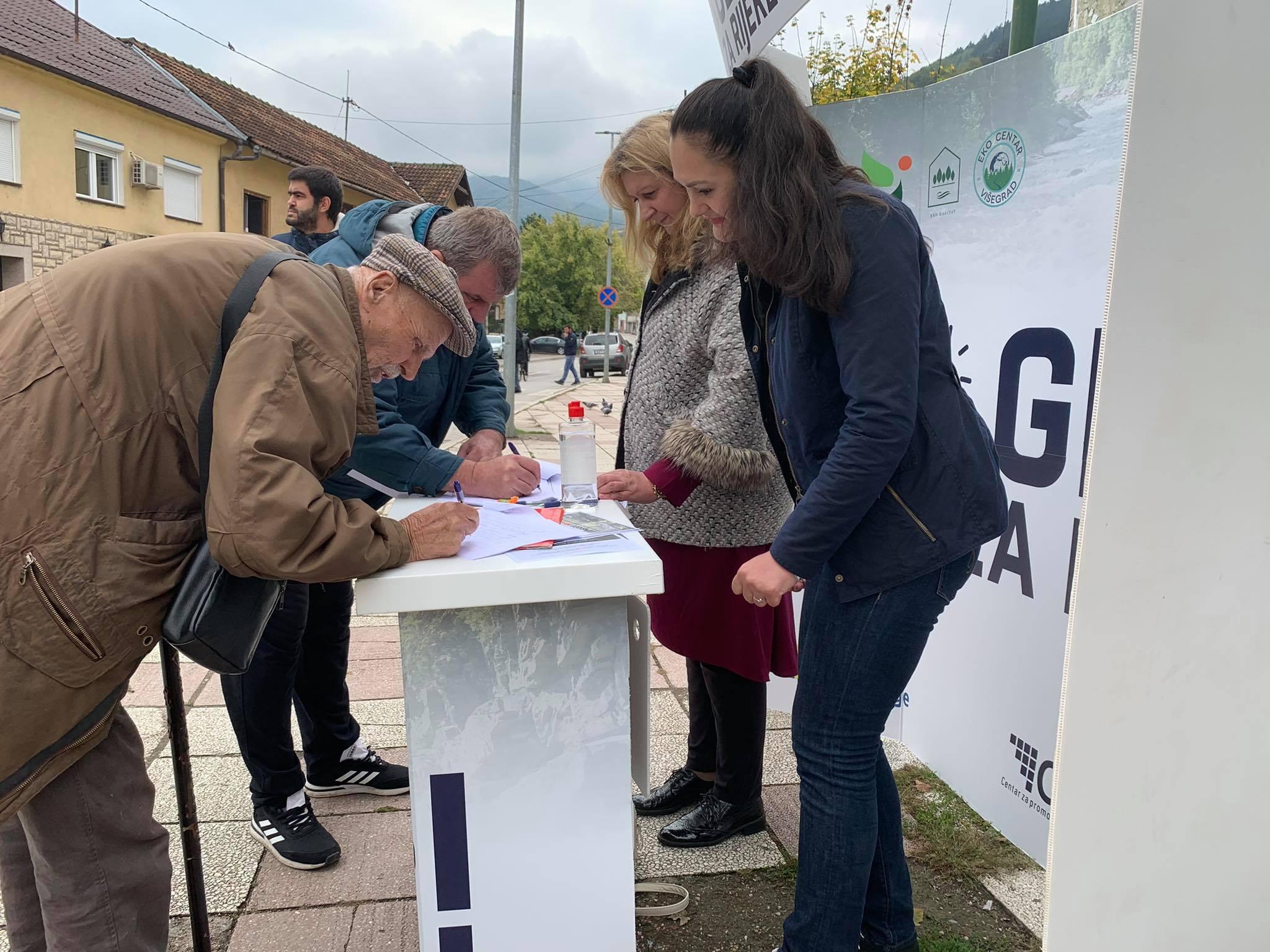 Potpisivanje peticije u Goraždu - Avaz