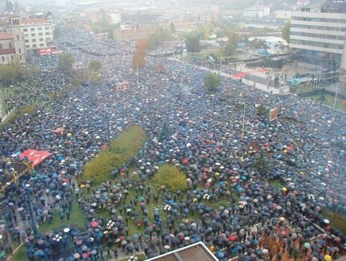 Više od 10.000 ljudi bilo je na dženazi prvom predsjedniku RBiH Aliji Izetbegoviću - Avaz