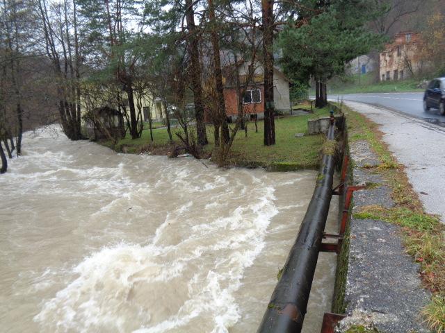 Voda kod Dupovaca i Tarčina došla blizu nekih objekata