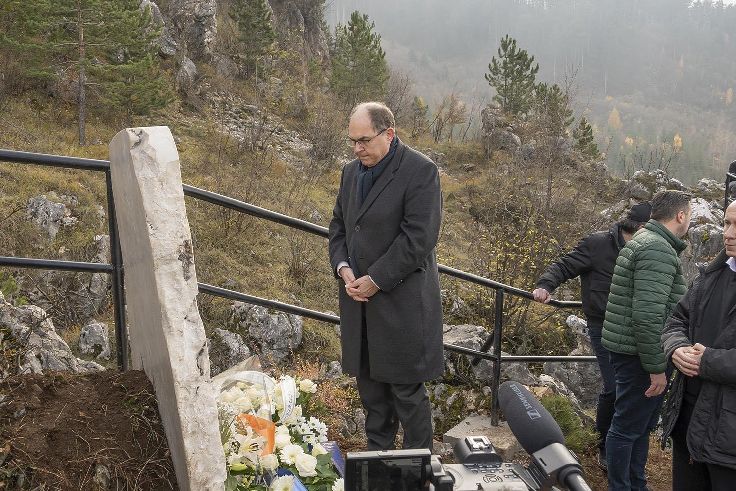 Kristijan Šmit odao počast žrtvama na otkrivanju spomen-ploče na Kazanima