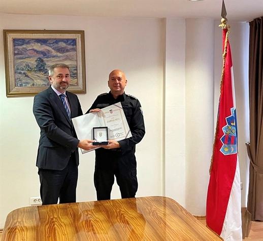 Hrvatski ambasador uručio zahvalnicu policijskom službeniku Direkcije