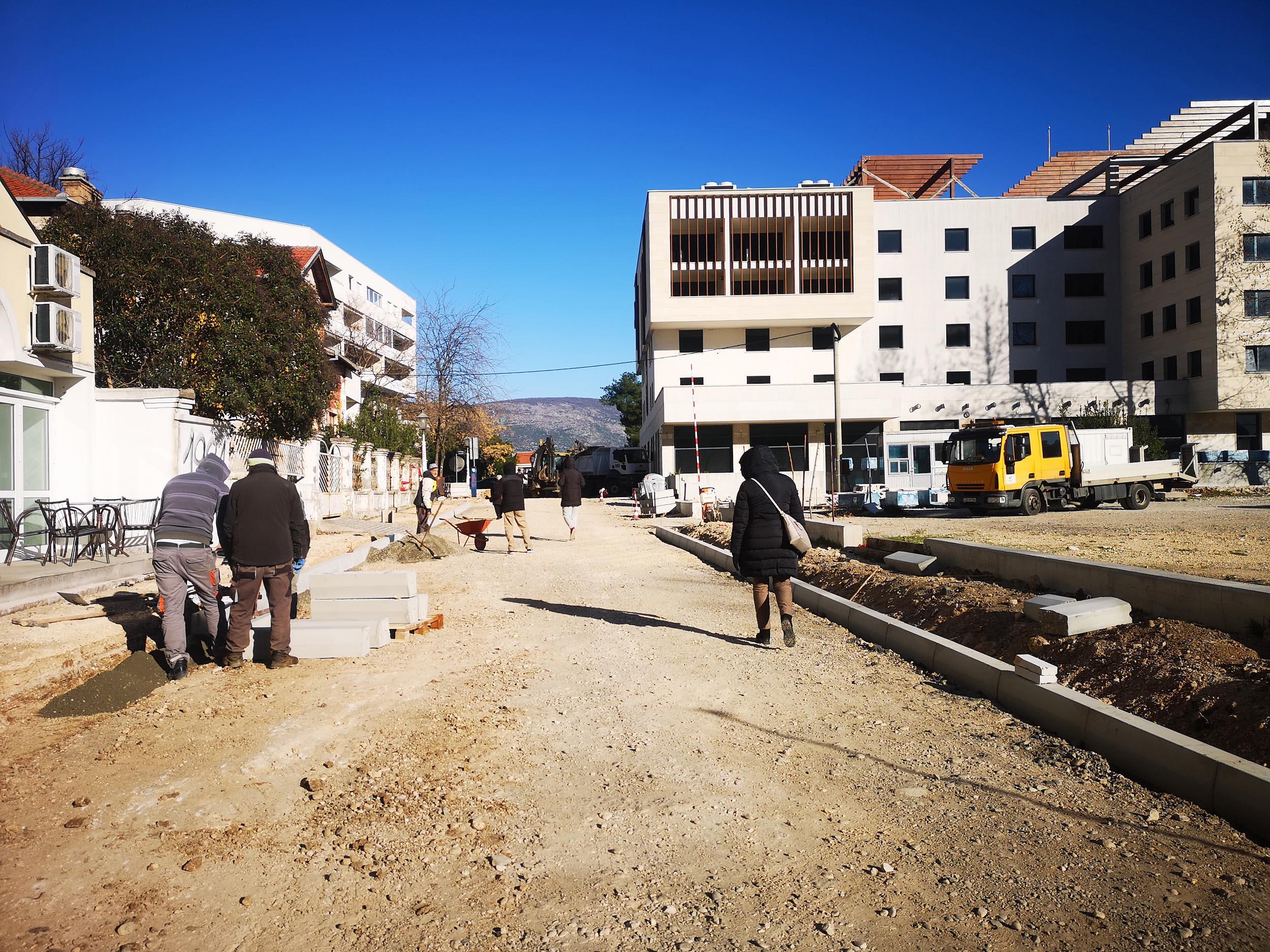 U Mostaru počeli radovi na saniranju makadamske ceste u zoni UNESCO-a
