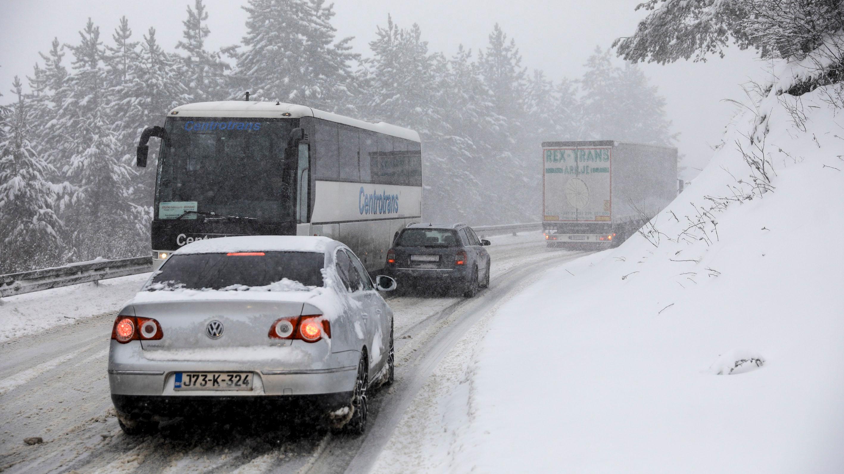 Snijeg pravi problem: Obustavljen saobraćaj za teretna vozila na Romaniji