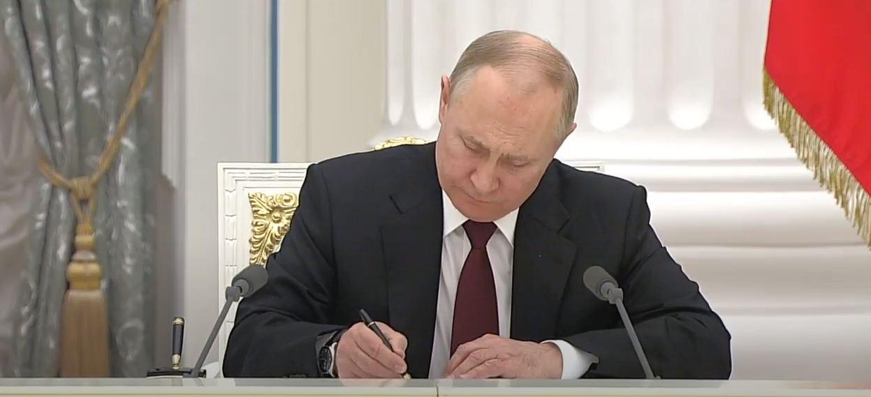 Putin uživo na TV-u potpisao priznanje separatista: Trebao sam davno ovo napraviti
