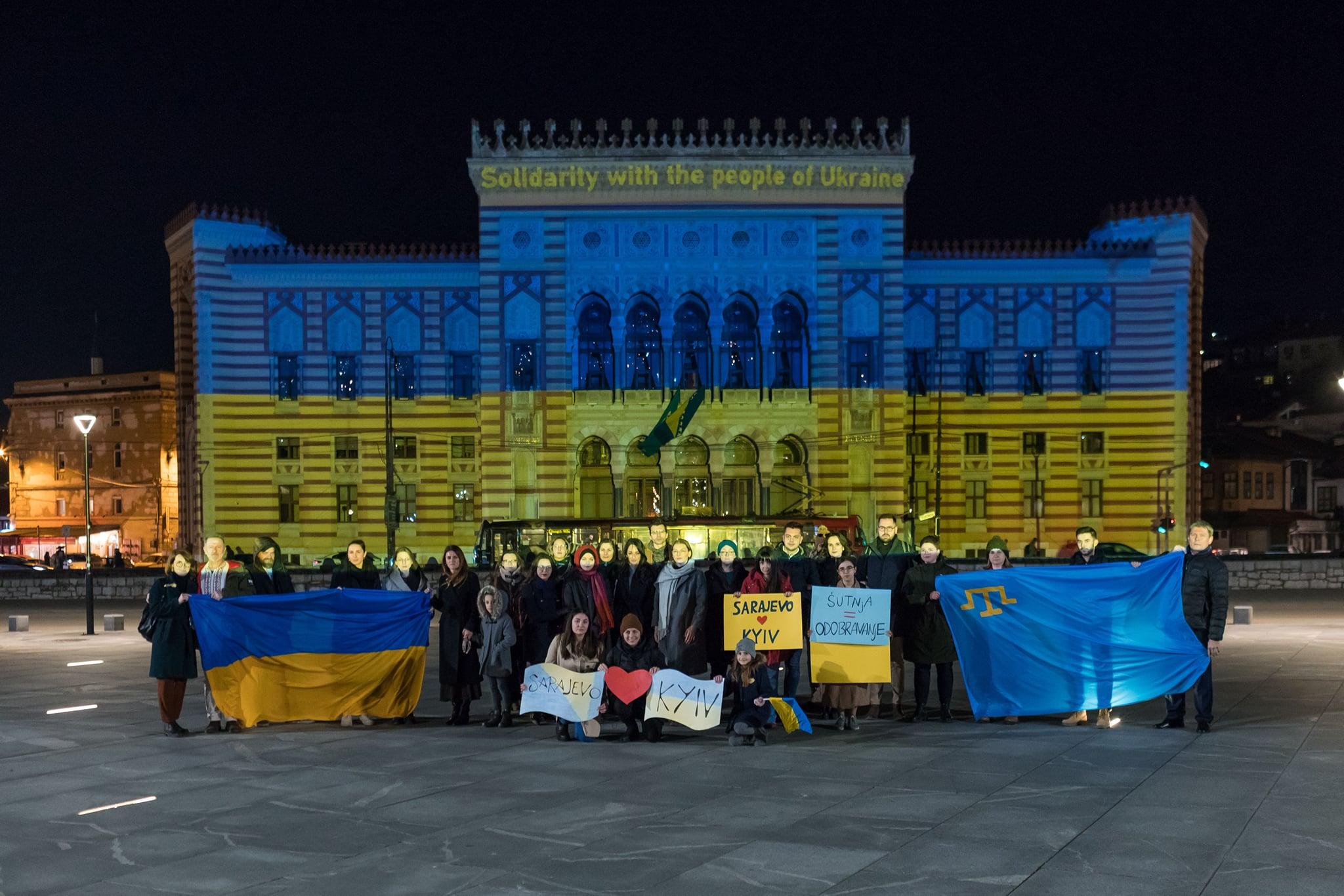 Ispred sarajevske Vijećnice koja je u bojama zastave Ukrajine - Avaz