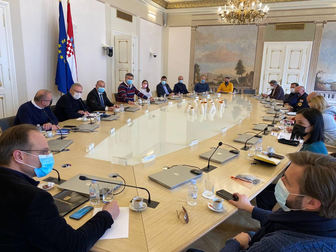 Sastanak s članovima Vlade Republike Hrvatske, Civilne zaštite i Crvenog križa - Avaz