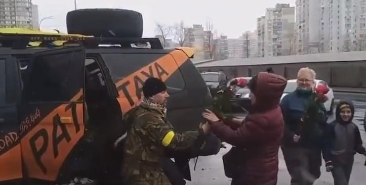 Ukrajinski vojnik dijeli cvijeći prolaznicama - Avaz