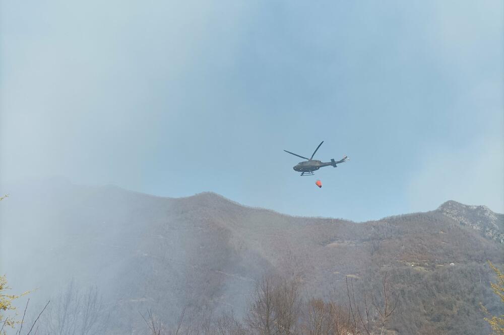 Helikopter Vojske i danas gasi požare na teritoriji kolašinske opštine