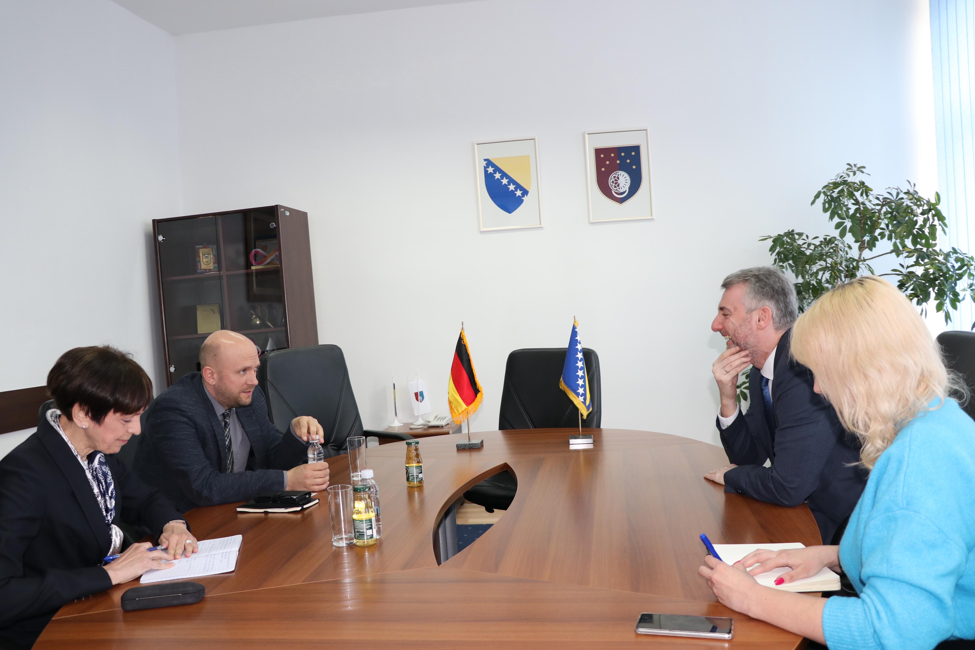 Premijer Forto razgovarao sa izaslanikom Saracinom: Međunarodna zajednica ne može imati neevropske partnere