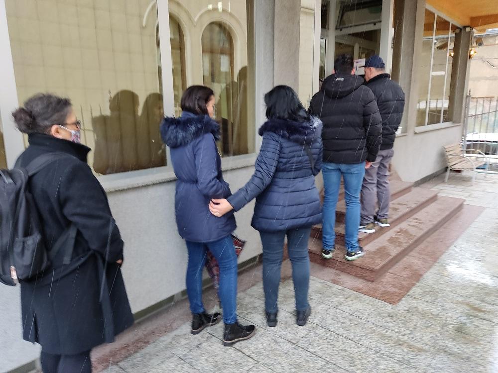 Birači čekaju ispred Ambasade Srbije - Avaz