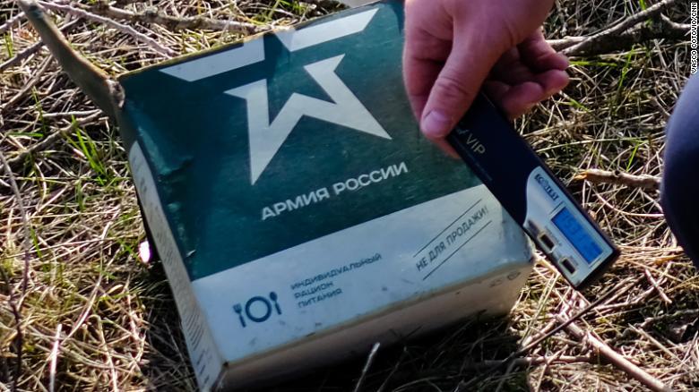 Ukrajinski vojnik drži mjerač radijacije naspram ruskog vojnog paketa obroka - Avaz