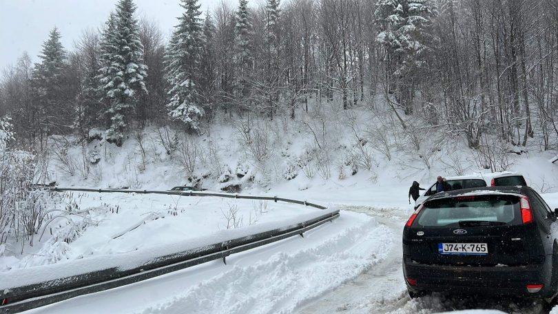 Zima se ne predaje: Kolaps zbog snijega na Rogoju