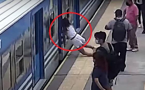 Uznemirujući video: Djevojka izgubila svijest i pala pod voz u pokretu