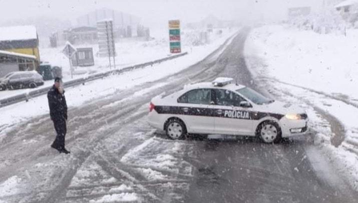 Snijeg ponovo pada, obustavljen saobraćaj za teretna vozila na putu Bugojno-Kupres