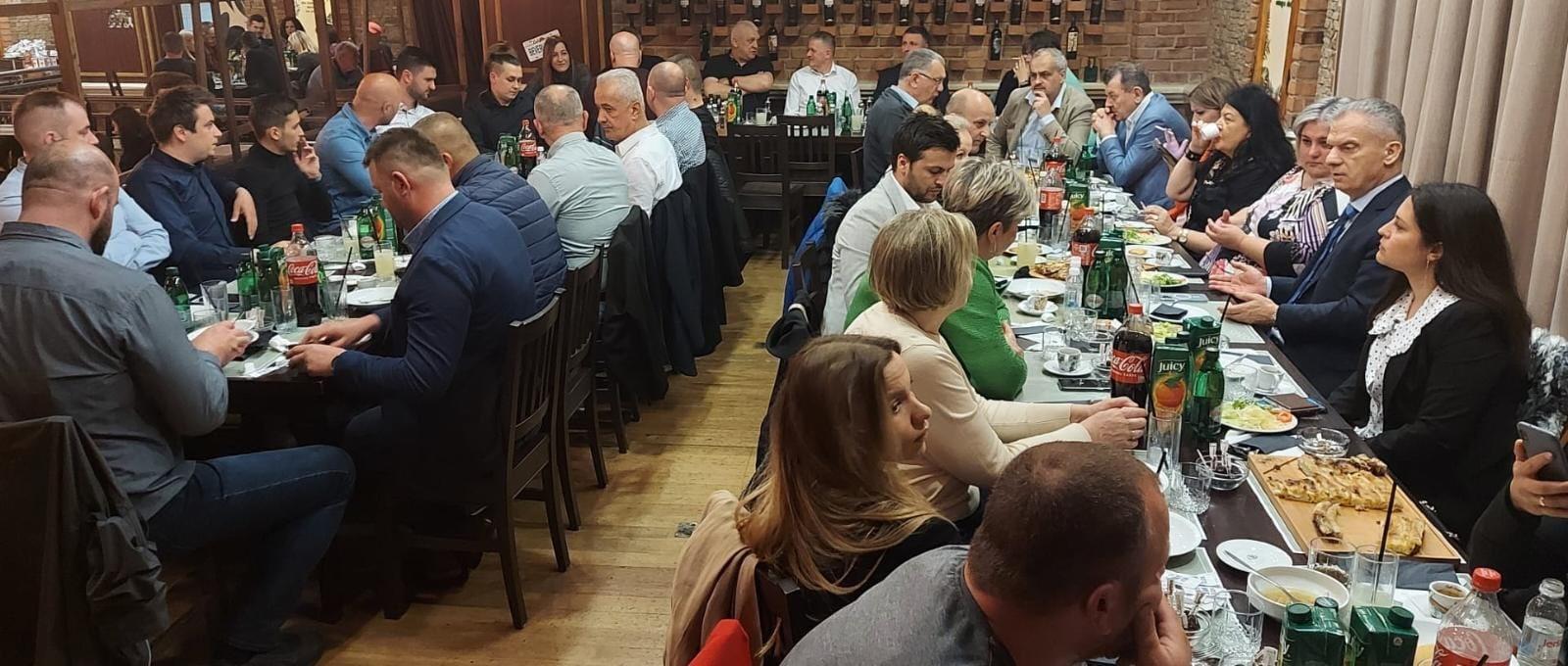 Više stotina građana, članova i simpatizera SBB-a na iftarima u Mostaru i Kalesiji
