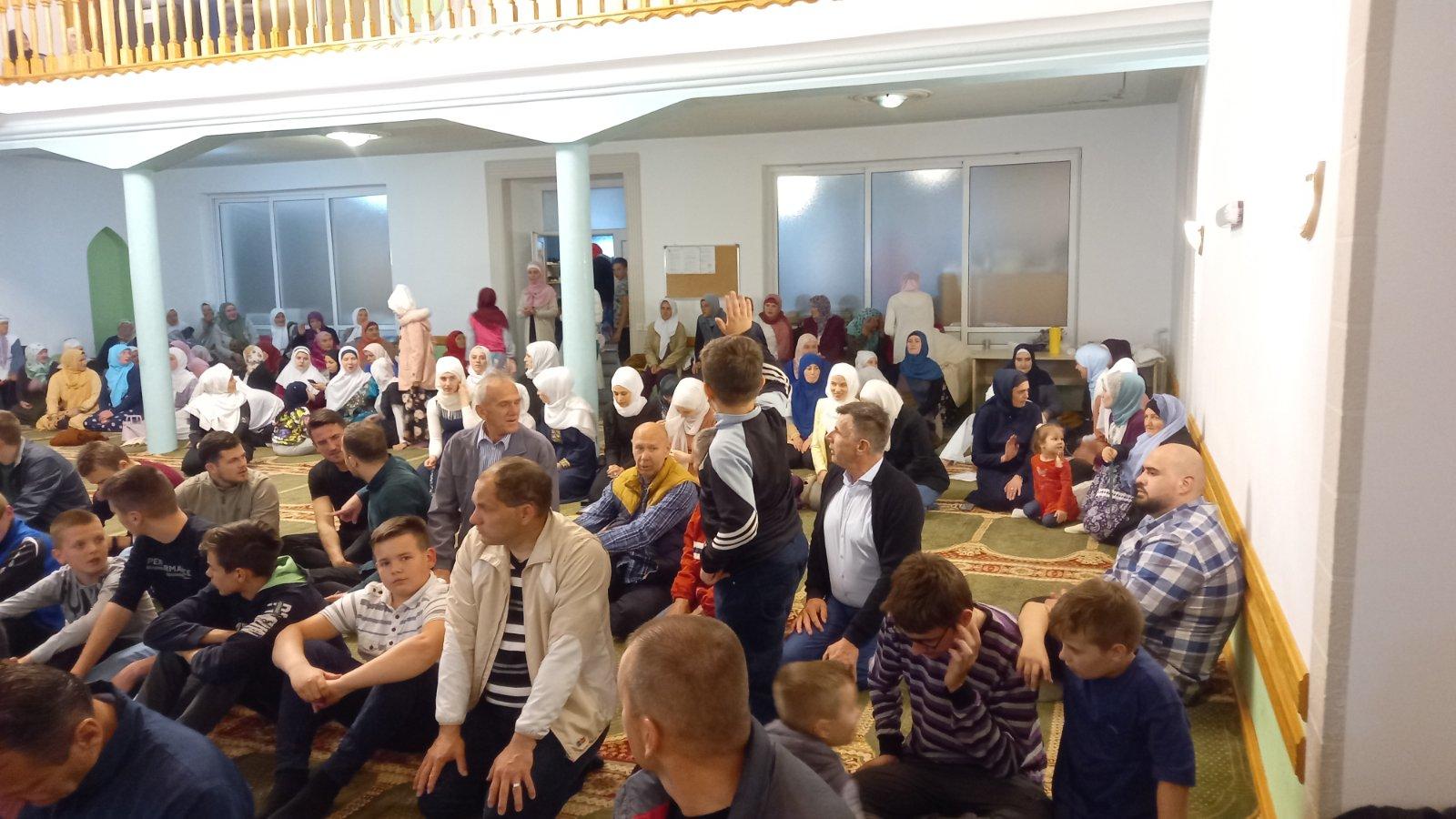 Veliki broj vjernika ispunio je džamije u 27. noći ramazana - Avaz