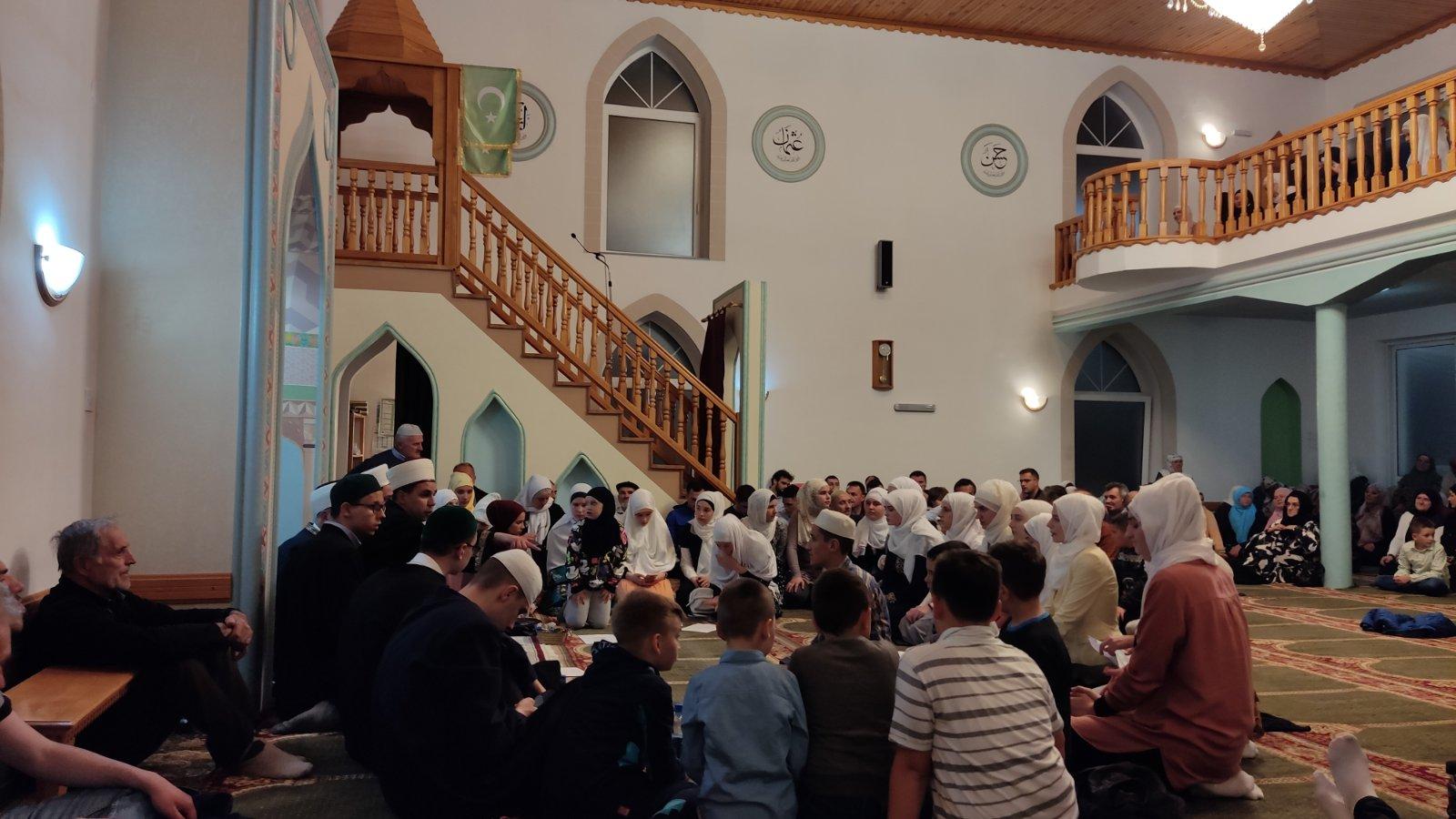 Veliki broj vjernika ispunio je džamije u 27. noći ramazana - Avaz