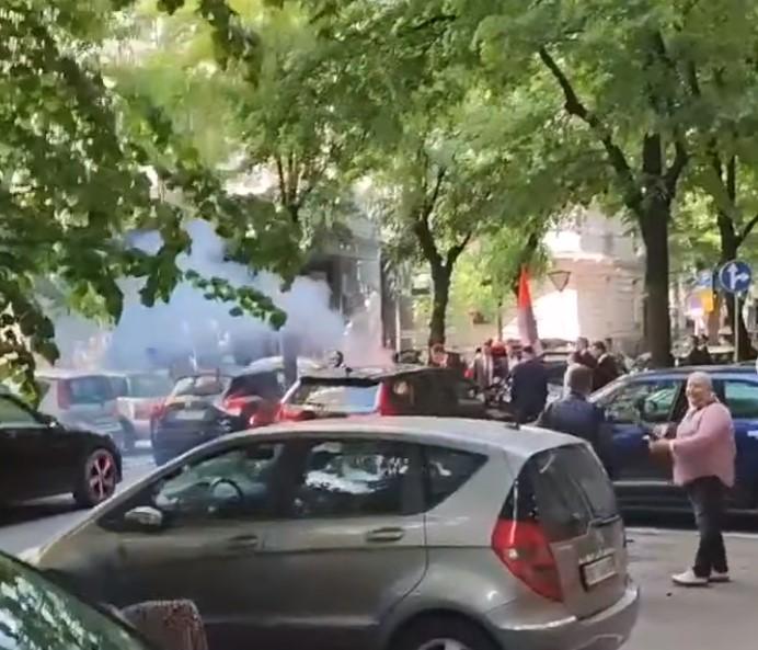 Pogledajte video: Mladu u Beogradu dočekali s bakljama, reagirala policija