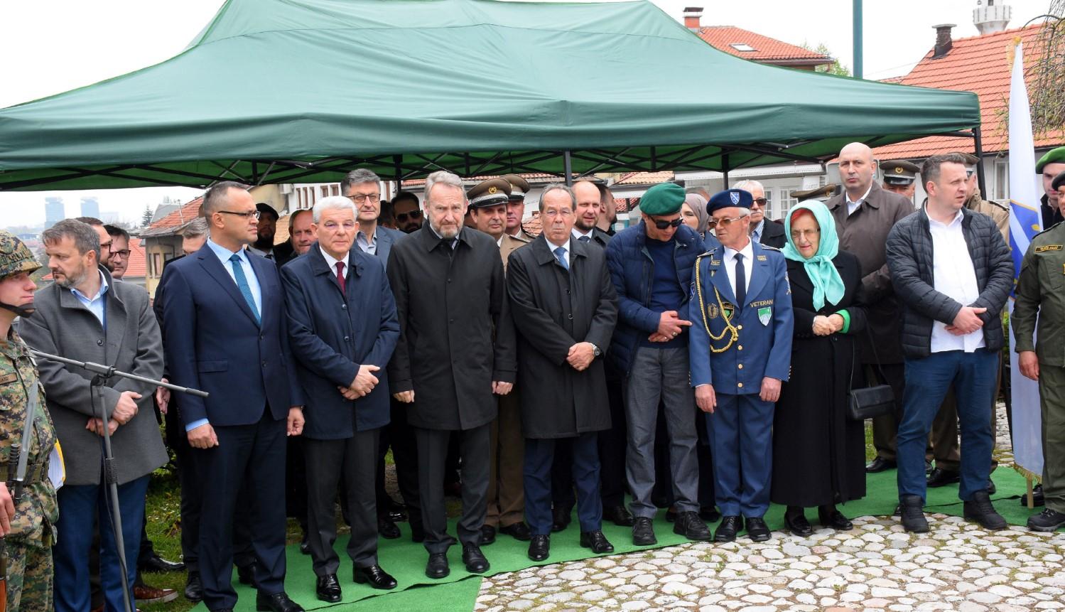 Dan Šehida obilježen na šehidskom mezarju Kovači: Brojni građani proučili Fatihu i položili cvijeće