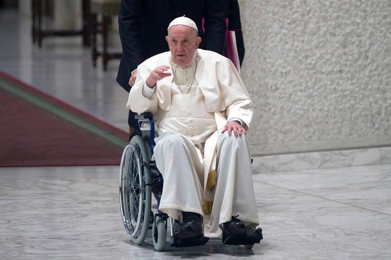 Papa Franjo u kolicima - Avaz