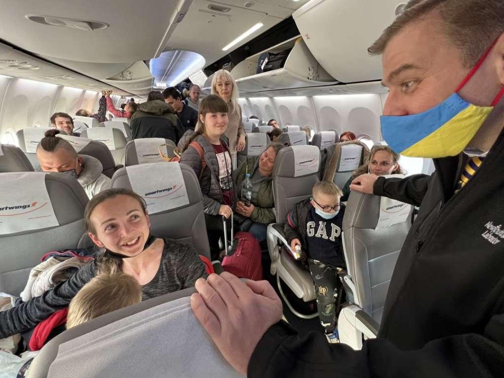 Ukrajinske izbjeglice u avionu - Avaz
