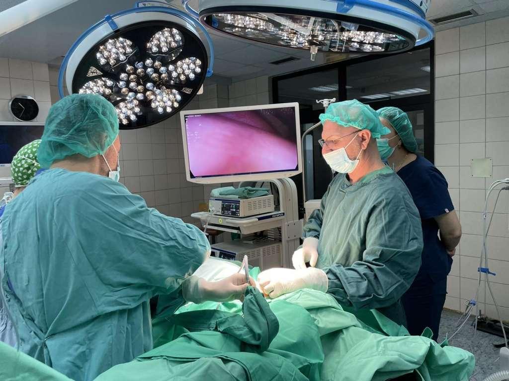 Uz podršku ministra Jupića: Tešanjski torakalni hirurzi uradili prvu uniportal biopsiju pluća