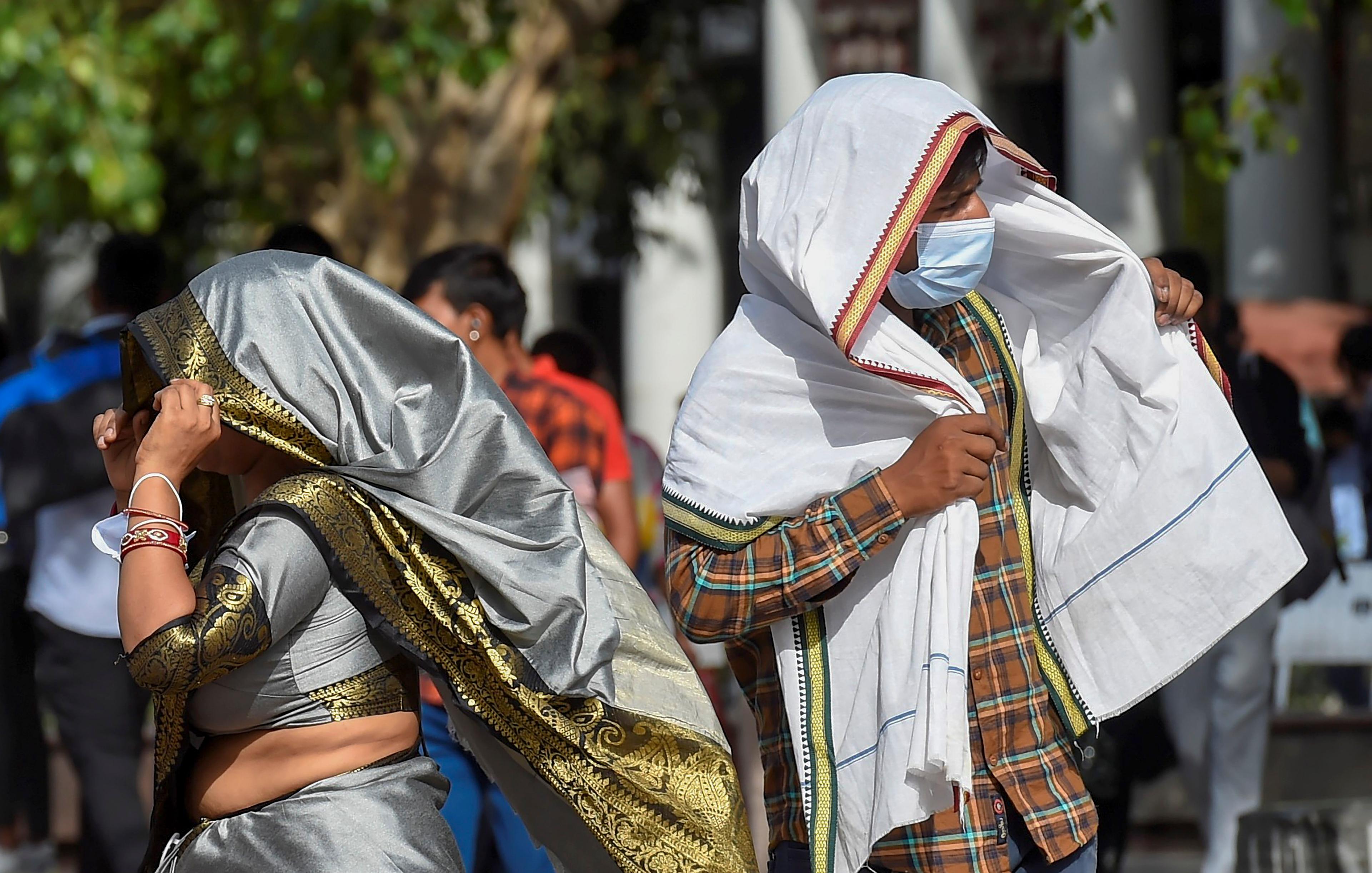 Ljudi se pokrivaju odjećom kako bi izbjegli vrućinu na vrućem ljetnom danu, 15. maj ove godine - Avaz