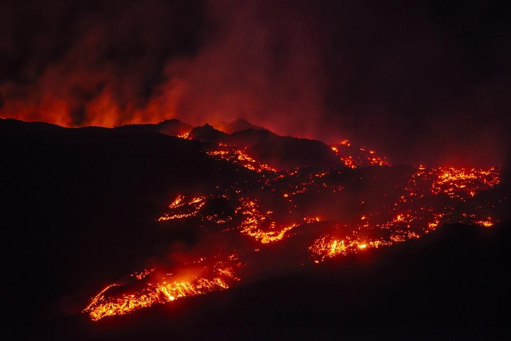 Lava izlazi iz nove eruptivne pukotine na sjevernom boku kratera Jugoistok - Avaz