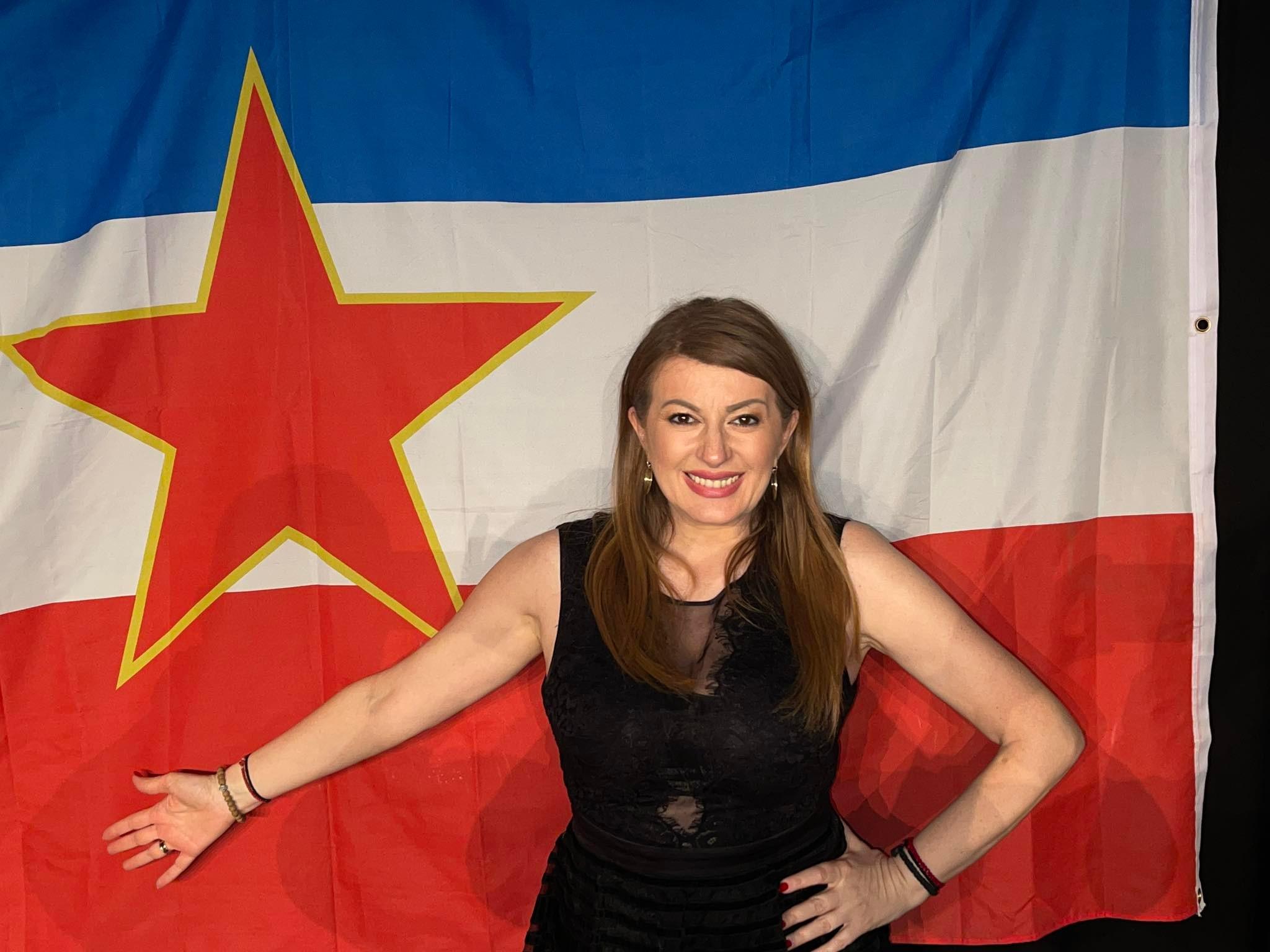 Viki Miljković napravila lom pjevajući ispod zastave Jugoslavije