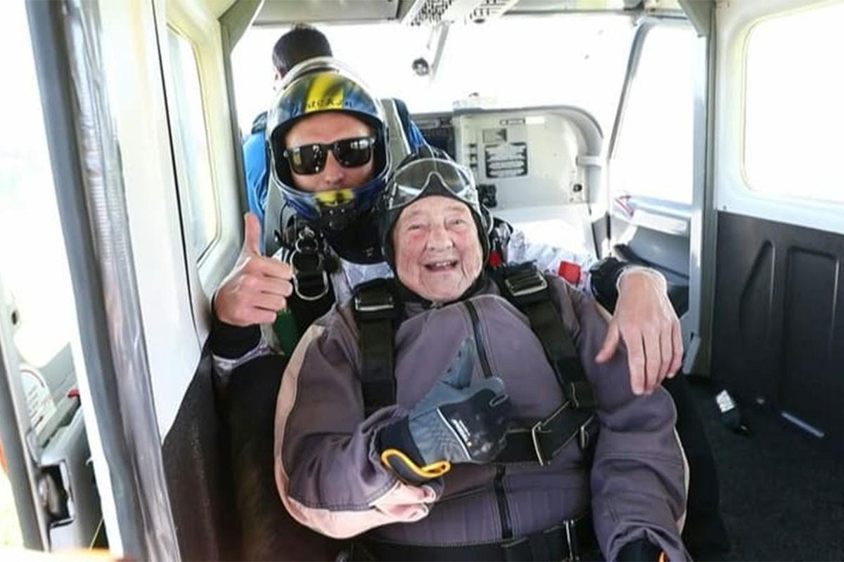 Starica od 103 godine skočila padobranom i oborila rekord