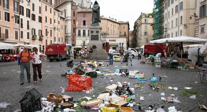 Rim zatrpan smećem - Avaz