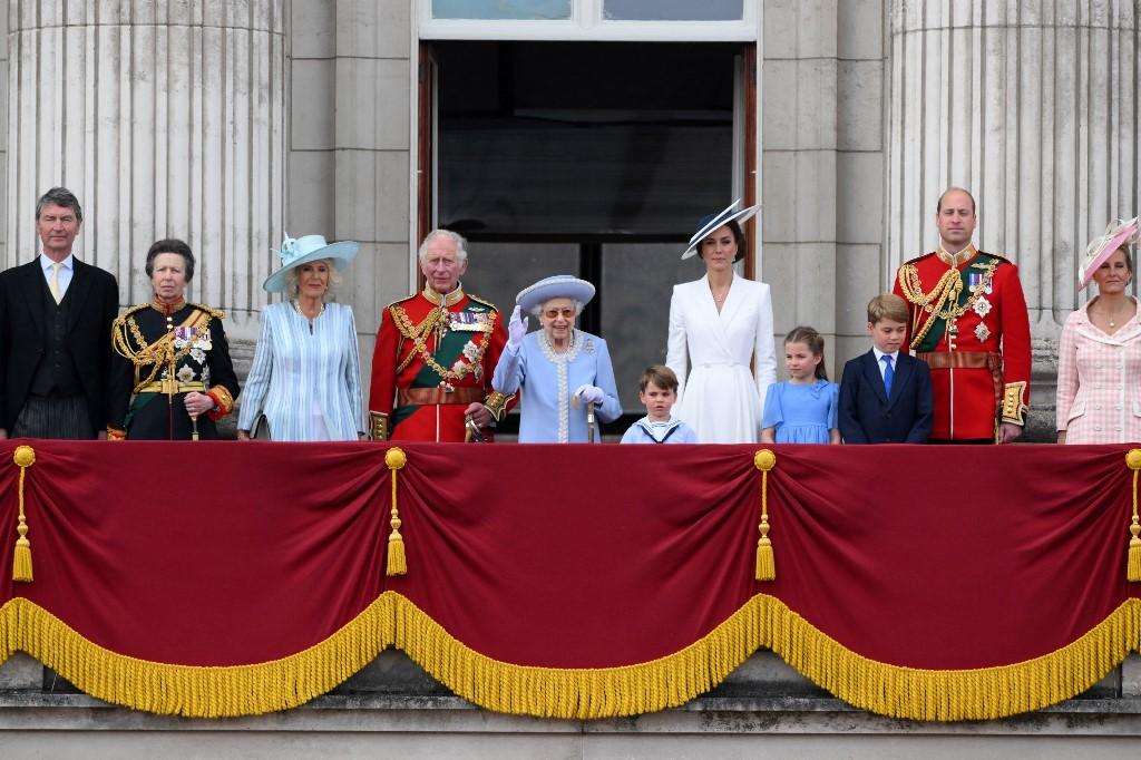 Dio kraljevske porodice tokom obilježavanja velikog jubileja kraljice Elizabete - Avaz