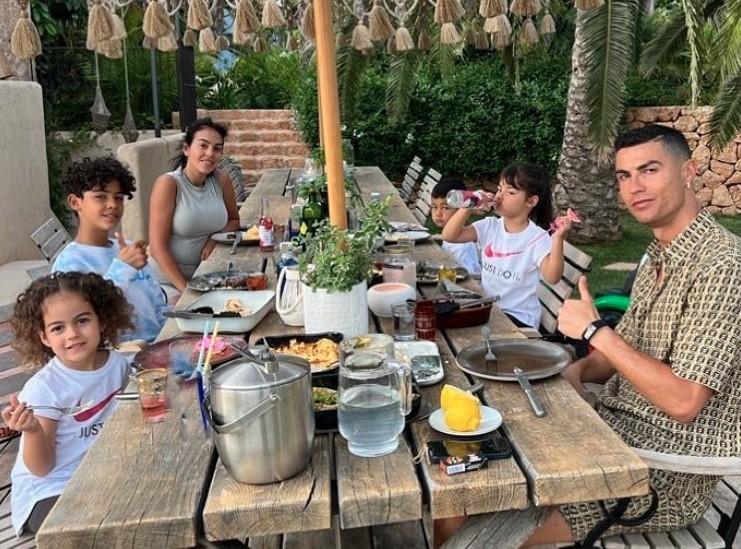 Ronaldo s porodicom odmara na Majorci, boravi u vili koja ima "erotsku sobu"
