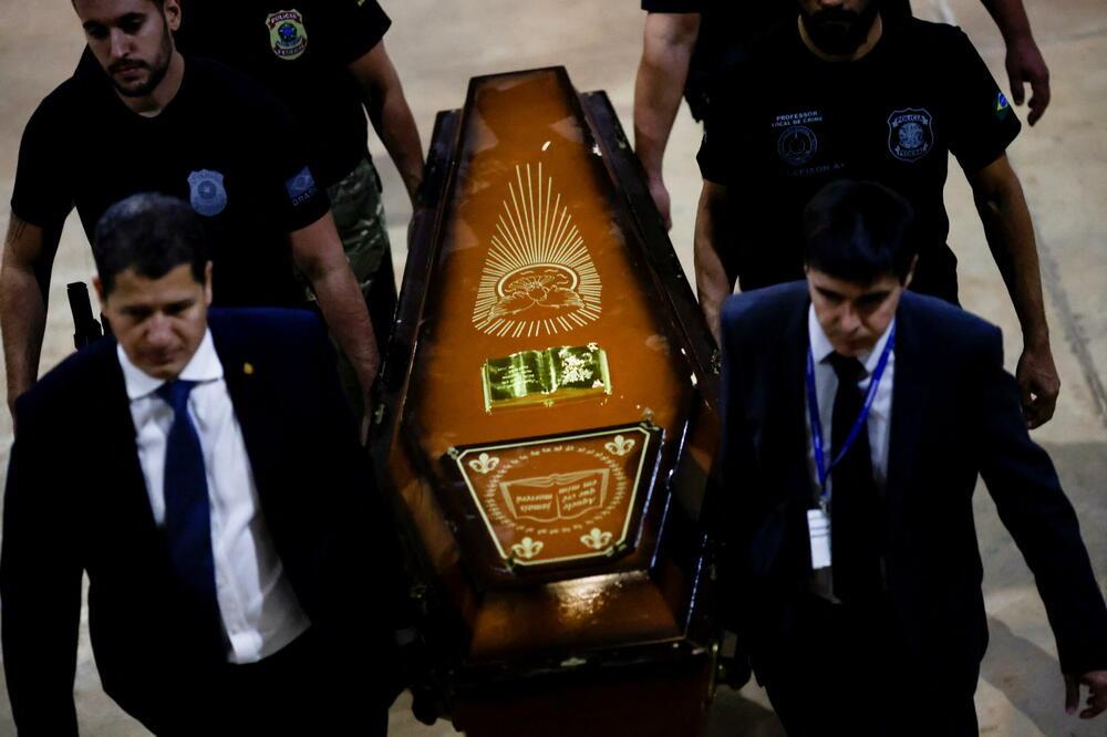 Brazilski policajci nose kovčeg - Avaz