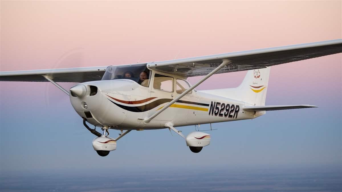Mali avion Cessna - Avaz
