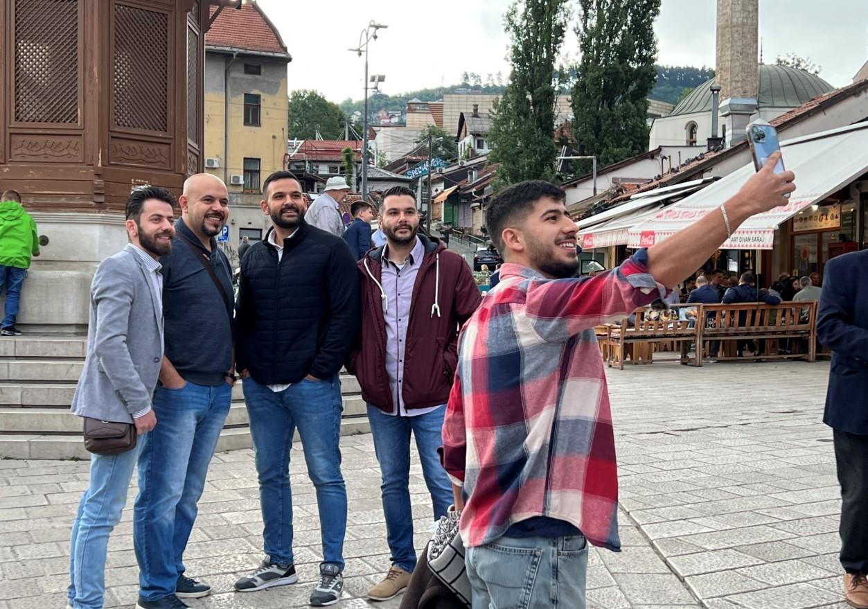 Građani i gosti se slikaju ispred Sebilja - Avaz