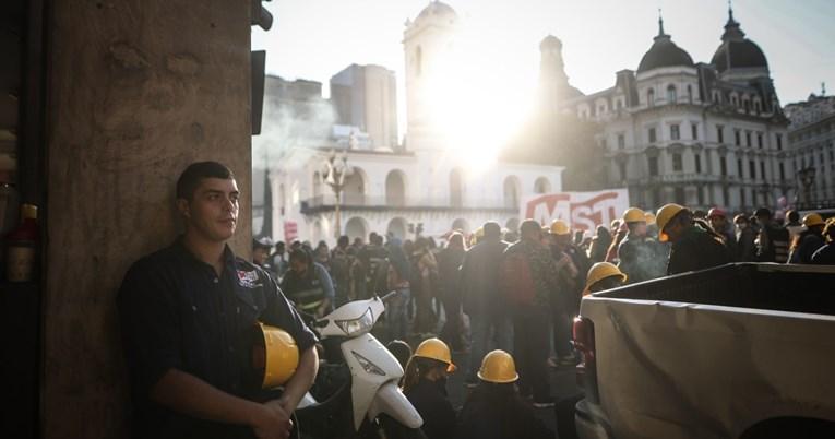 Raste broj protestanata u Argentini, marširali do vrata predsjedničke palate
