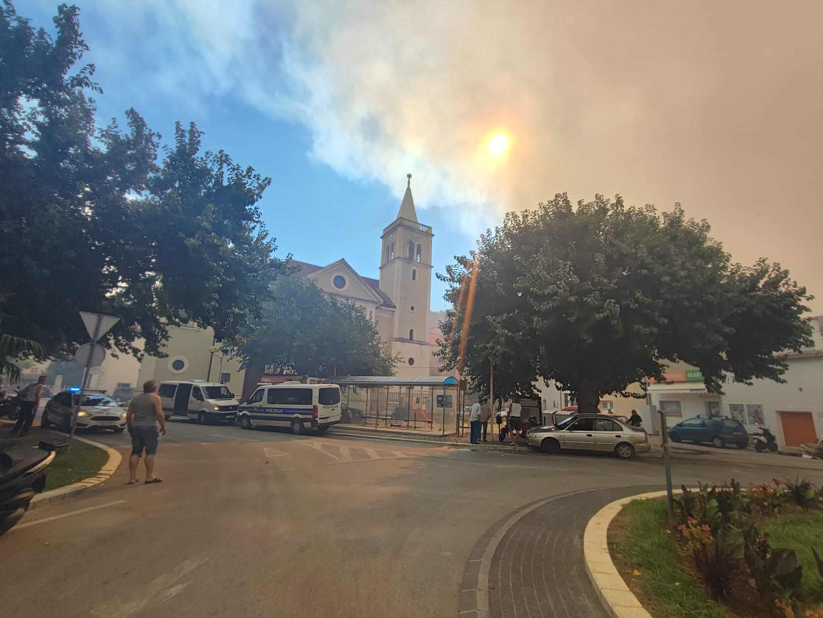 Dramatični snimci iz Zatona, požar zahvatio crkvu