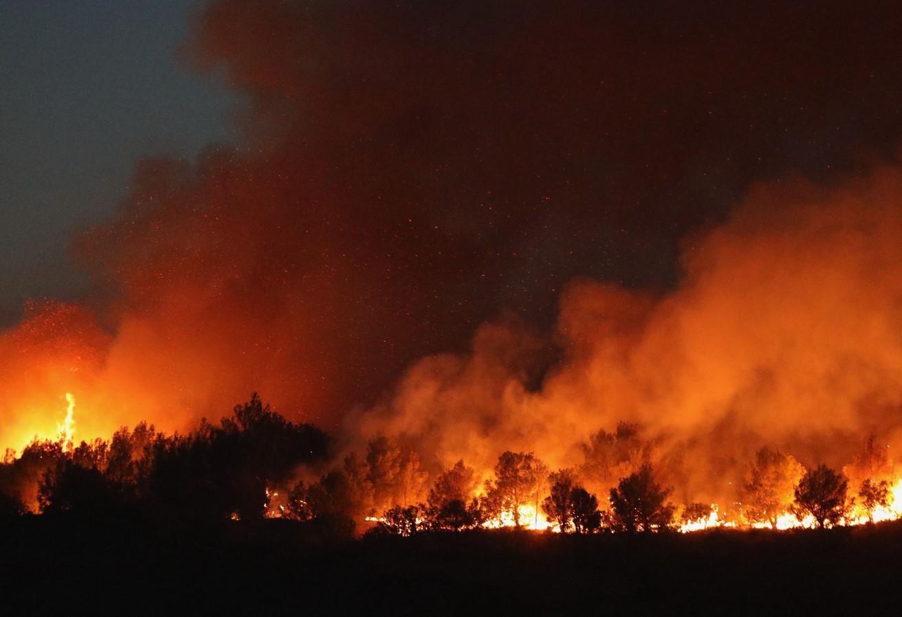 Požari još bukte: Cijelu noć trajala je borba s vatrom, na terenu stotine vatrogasaca