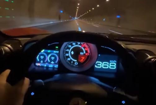 Možemo zamisliti kako je bilo vozačima pored kojih je projurio: Ferrarijem kroz tunel vozio preko 360 kilometara na sat
