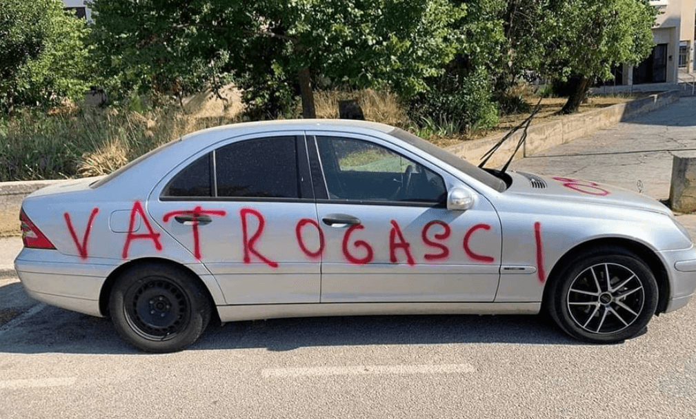 Nepoznati vozač u Trogiru je parkirao svoj Mercedes na vatrogasni prilaz - Avaz