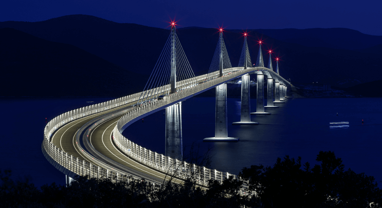 Spektakularni prizori Pelješkog mosta: Prvi put upaljena rasvjeta, dovezena i Nevera Mate Rimca