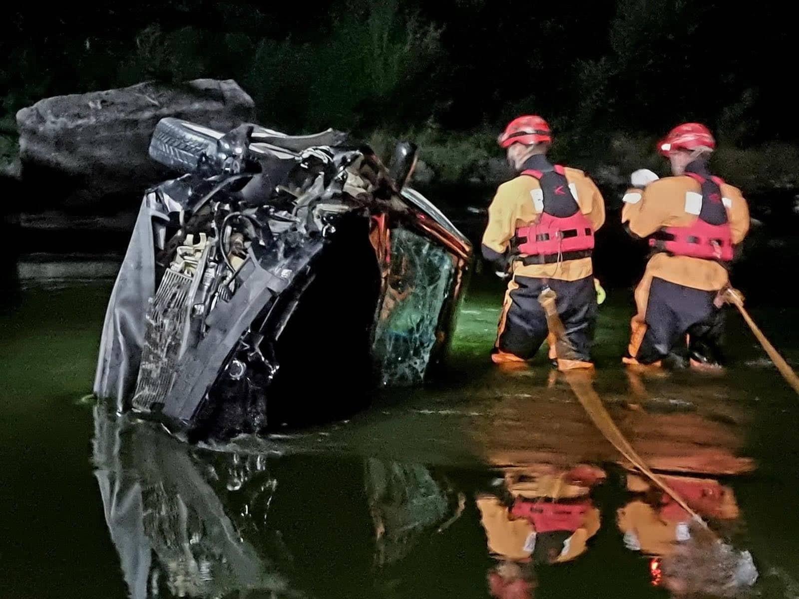 Automobil završio u rijeci Bosni, mještani izvukli vozača
